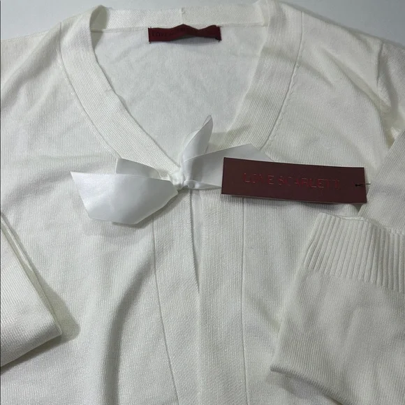 Elegant Women's V-Neck Sweater in Cream - Picture 9 of 16